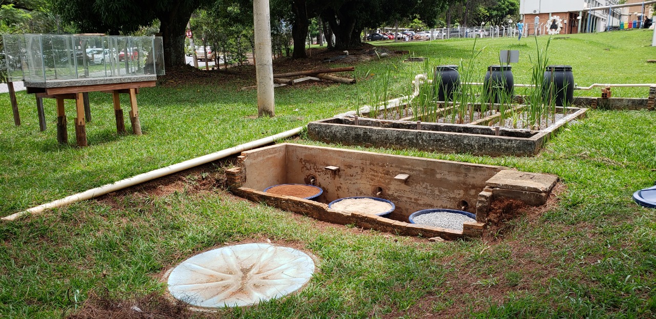 Sistema de Wetland Construído que utiliza plantas, substratos e micro-organismos para o tratamento de esgoto. A pesquisa com o sistema, desenvolvida por professores do IFG e da UFG, tem uma estação experimental que fica na Escola de Engenharia Civil e Ambiental, no Câmpus I da UFG.